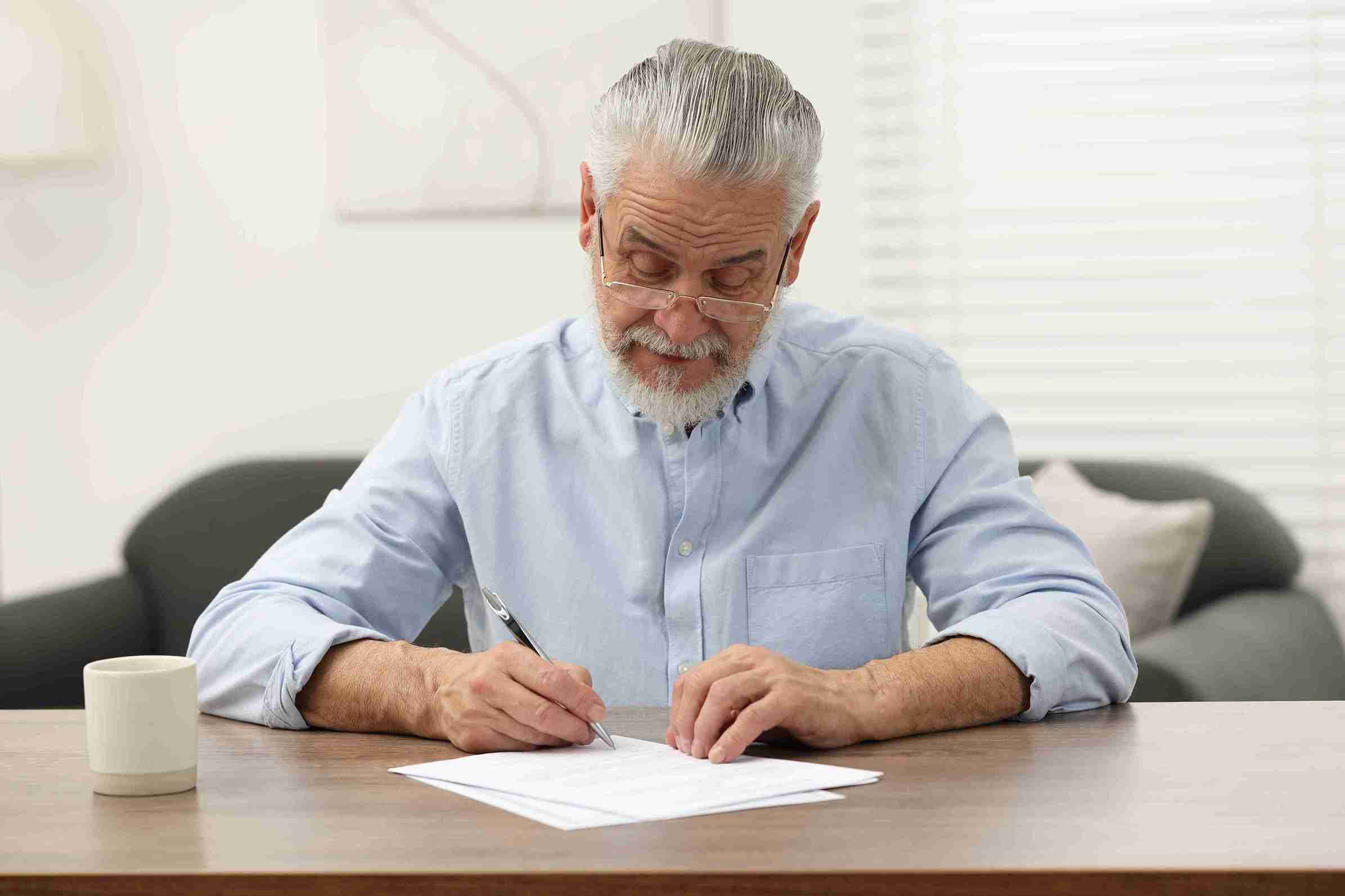 How Much to Make a Will in 2025 (We can see an old Couple and an old man that is looking at his will while estimating the will fee)