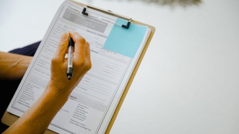 (A person can be seen in the image applying for an asylum application)