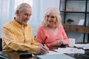 In the image it can be seen a will is being written and pros and cons are being emphasized