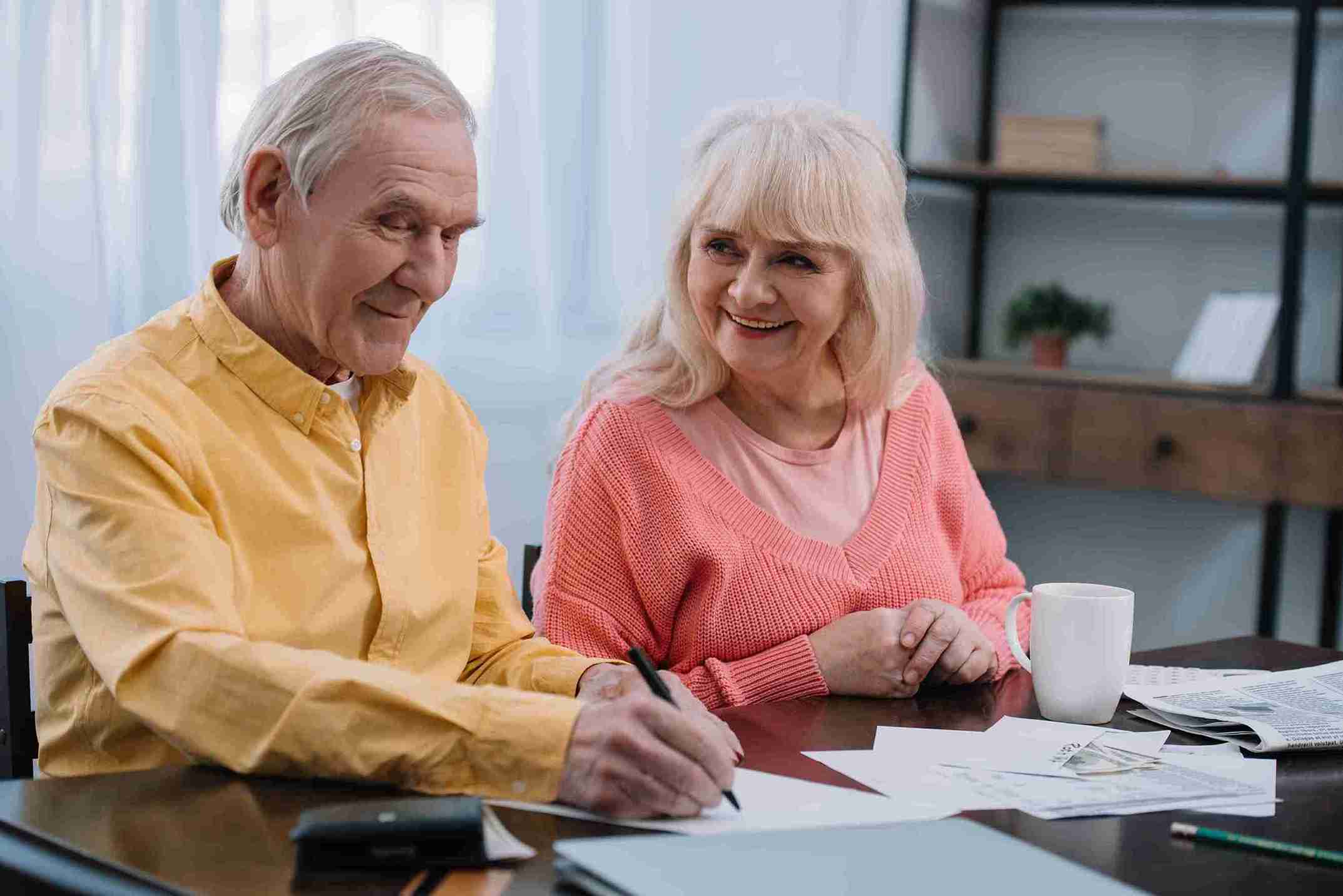 In the image it can be seen a will is being written and pros and cons are being emphasized