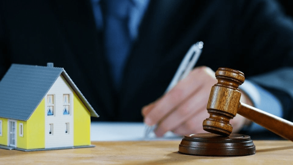 (In the image it can be seen that a property solicitor is debriefing about residence and absence rules)
tier 2 to ilr requirements